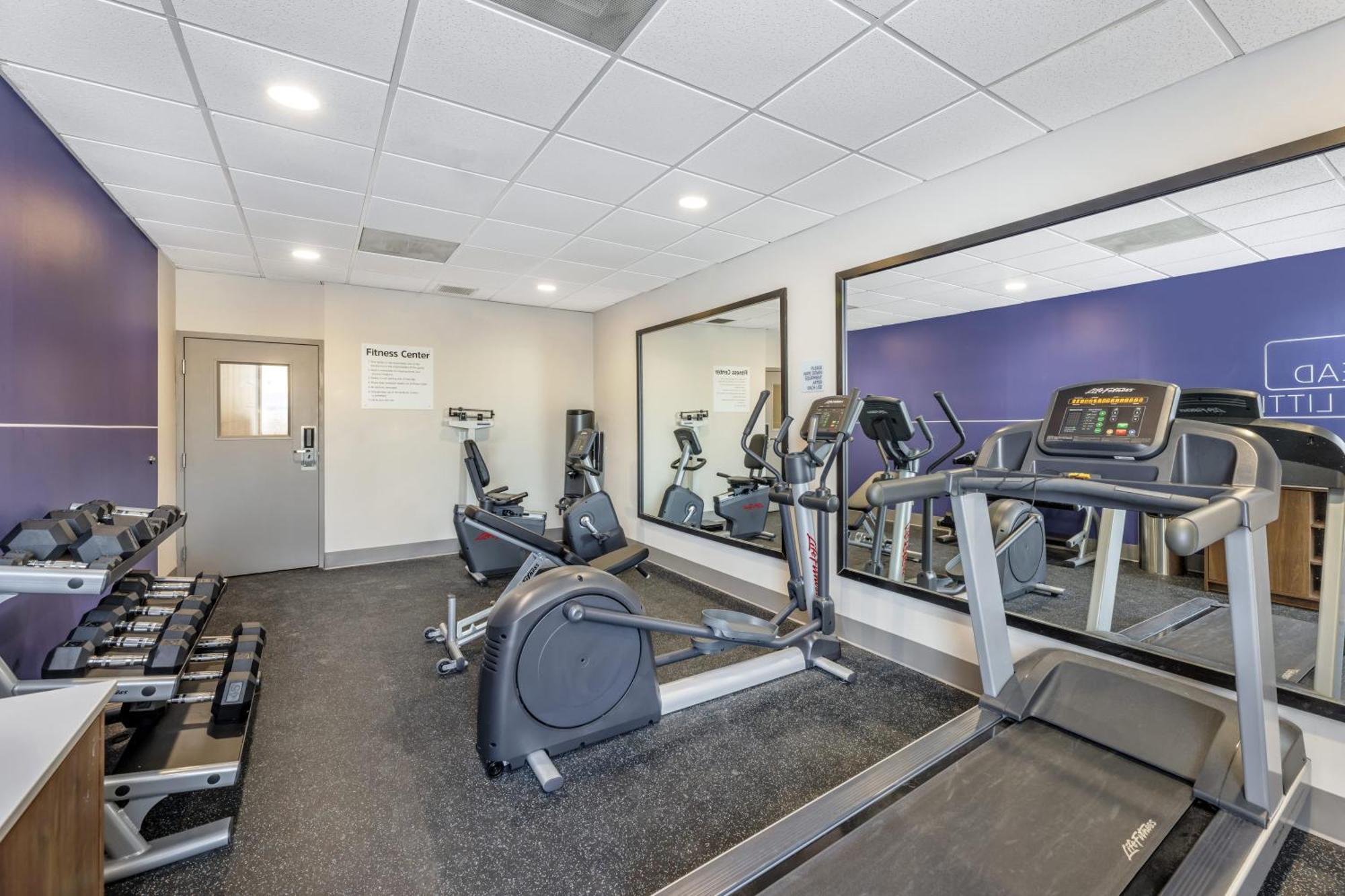 Holiday Inn Express Crestwood By Ihg Kültér fotó