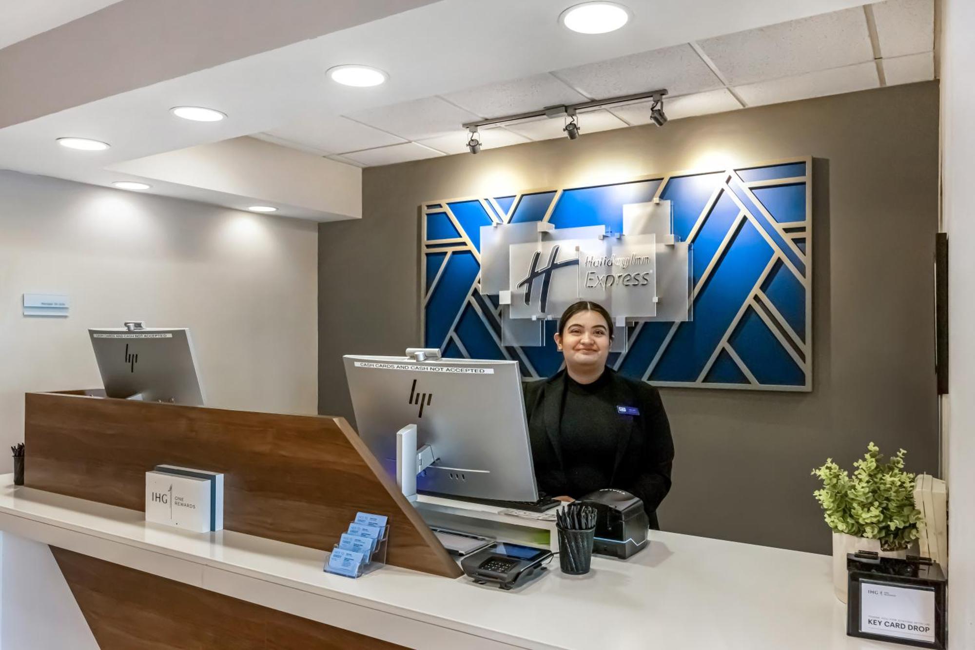 Holiday Inn Express Crestwood By Ihg Kültér fotó