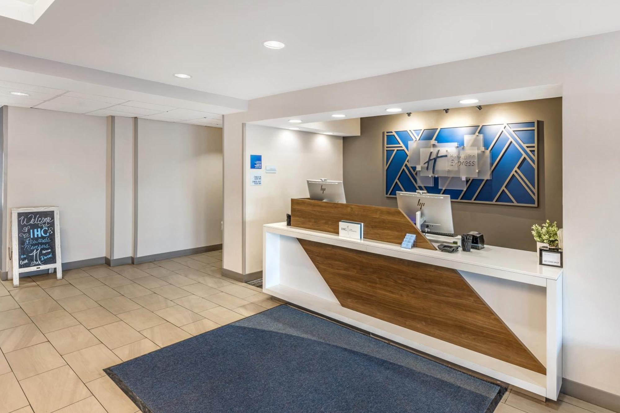 Holiday Inn Express Crestwood By Ihg Kültér fotó