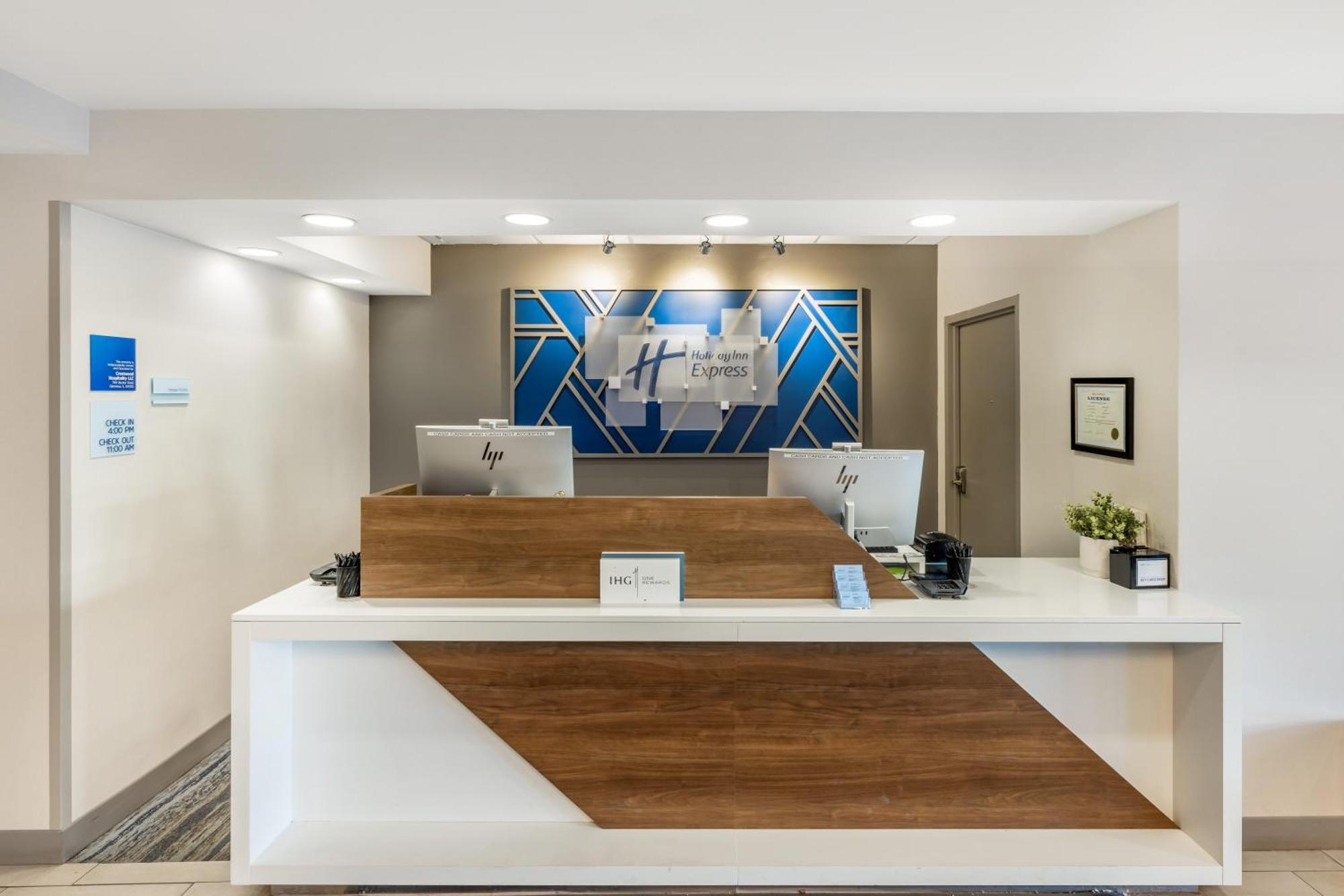 Holiday Inn Express Crestwood By Ihg Kültér fotó