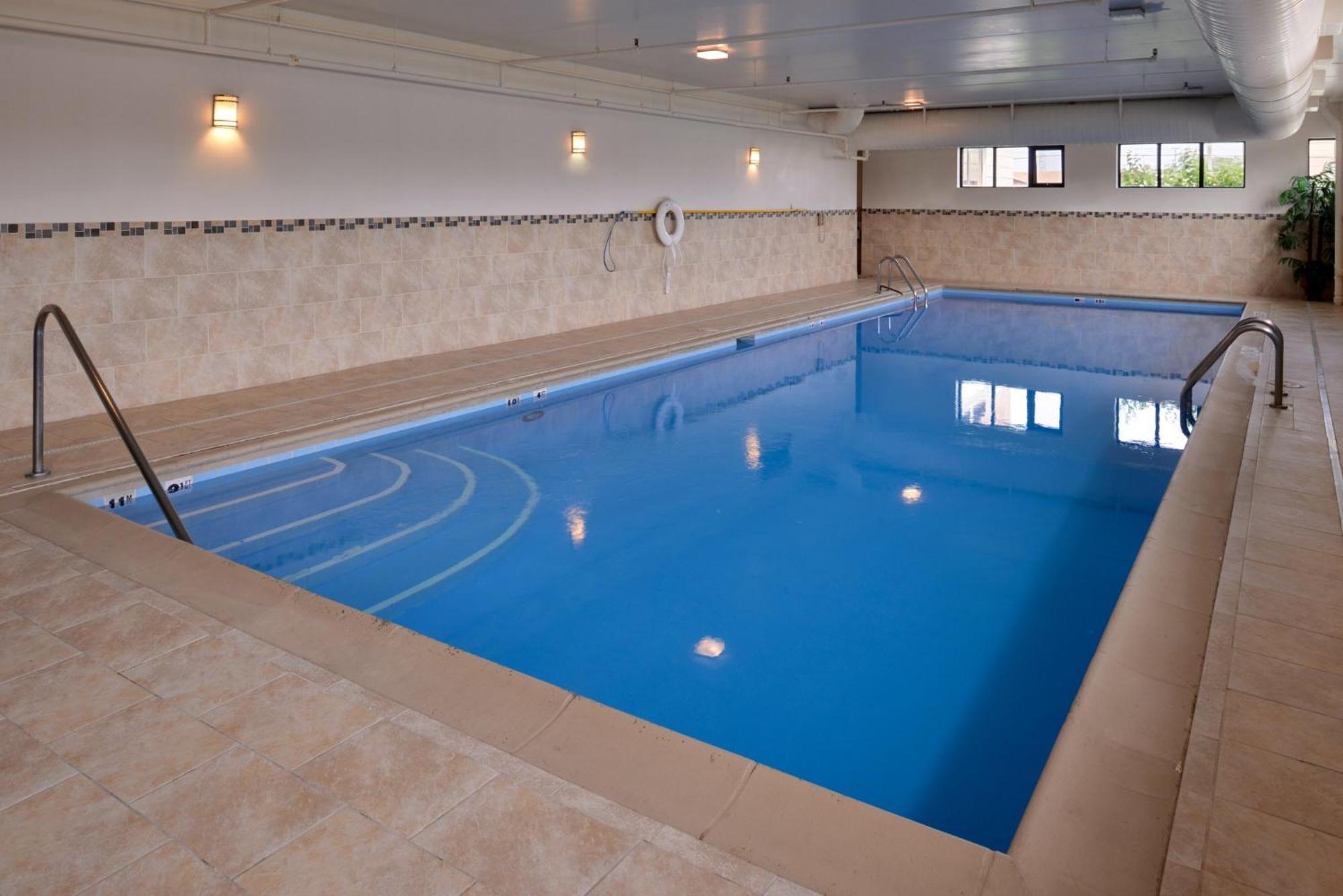 Holiday Inn Express Crestwood By Ihg Kültér fotó