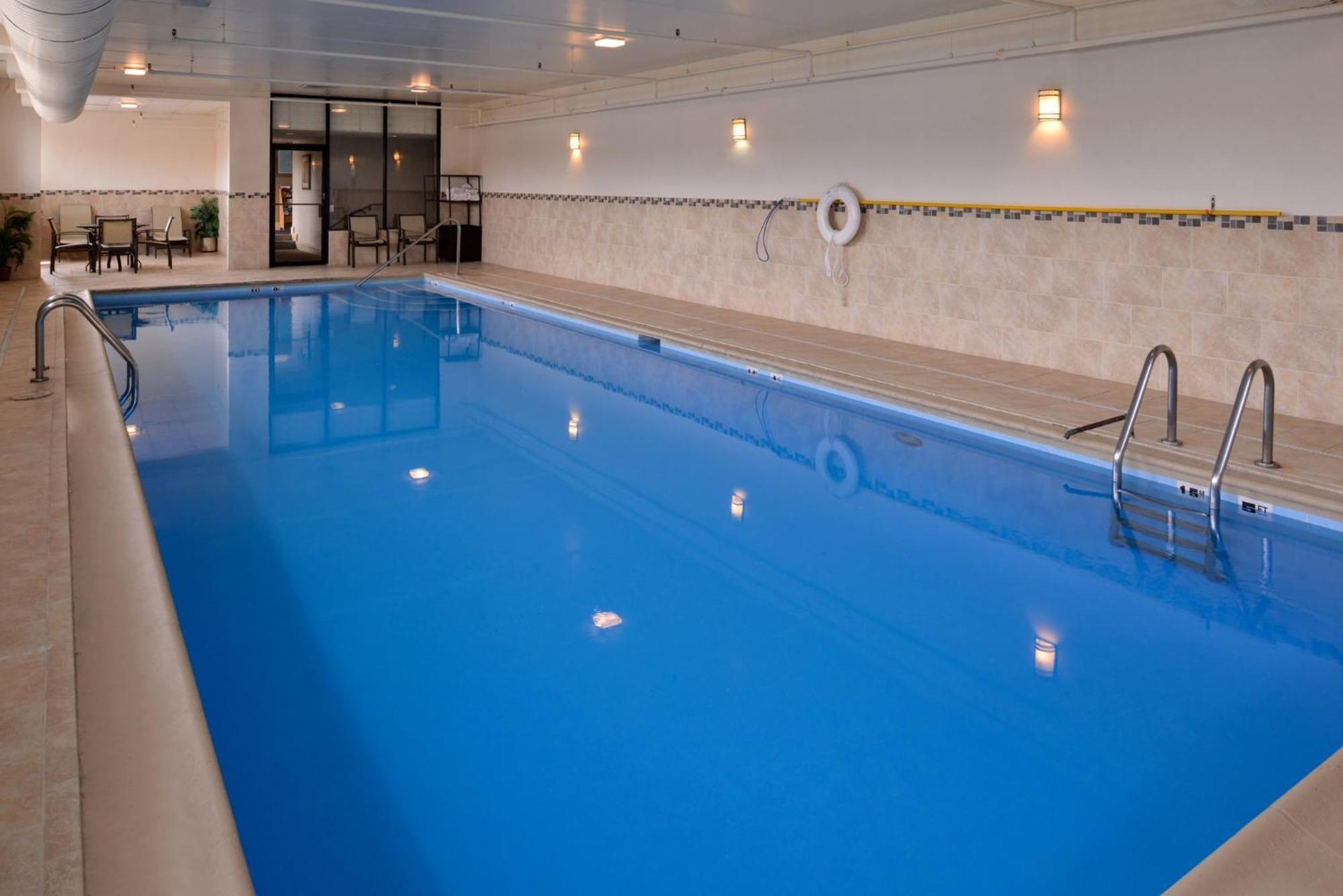 Holiday Inn Express Crestwood By Ihg Kültér fotó
